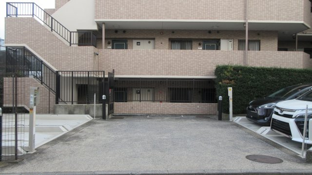 横浜市保土ケ谷区釜台町の駐車場