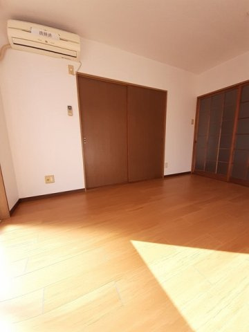 レビュー弐番館の居間・リビング