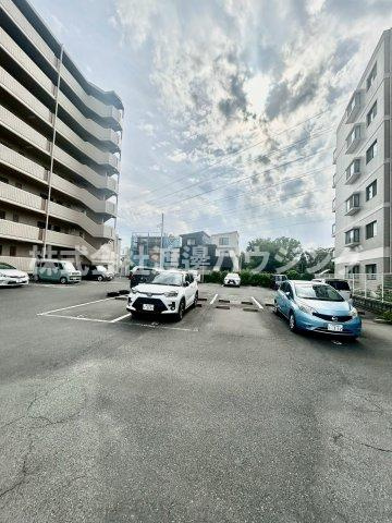 カーサ緑地の駐車場