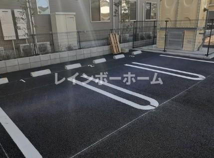 アロッジオ　ラッフィナートの駐車場