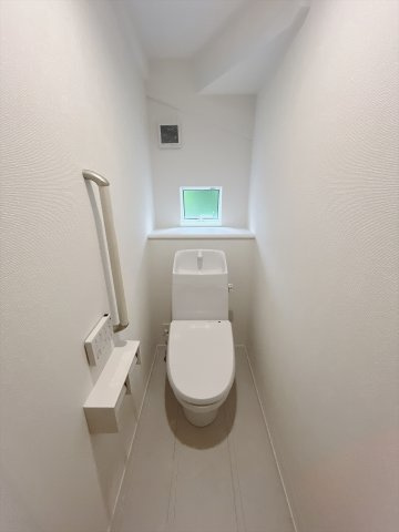 【新築戸建】前橋市青柳町431番のトイレ|■トイレ｜1階、2階にもトイレをご用意しております♪窓付きなので常に換気もでき、綺麗保てます♪