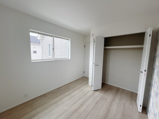 【新築戸建】前橋市青柳町431番の洋室|■2階洋室｜お子様の一人部屋にピッタリな洋室。木のぬくもりを感じるフローリングは、天然木の味わいが時とともに深みを増していきます。また、傷にも強く、フリーワックスでお手入れもラクラクです♪
