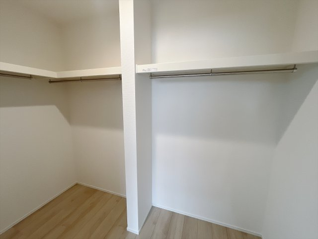【新築戸建】前橋市青柳町431番の収納|■WIC｜お洋服はもちろん、使う頻度の少ない家具や小物・場所を取りがちな旅行用のスーツケースなどもしまえます。また、厚手のコートをしまっても充分な広さを堪能できるプランです♪