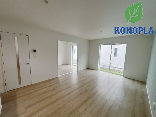 【新築戸建】前橋市青柳町431番の居間・リビング|■リビング｜窓から射し込む陽射しが縦横に広がり、あたたかな空間が形づくられています。ここはご家族の笑顔集まる憩いの空間です( ＾＾ )