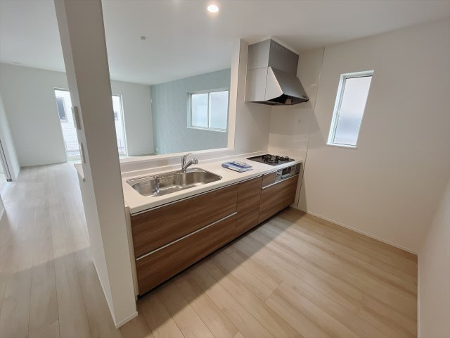 【新築戸建】前橋市青柳町431番のキッチン|■キッチン｜リビングまでの見通しが良く、家事をしながらでも、お子様の様子を見られるようになっています。お子様がいつもママのそばにいる安心感も生まれます♪