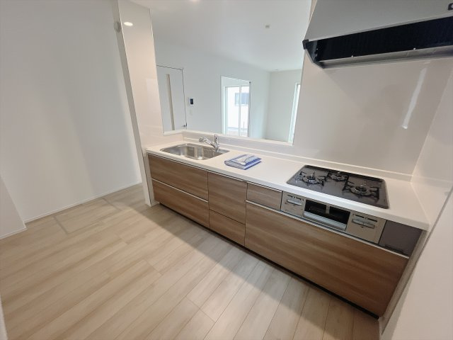 【新築戸建】前橋市青柳町431番のキッチン|■キッチン｜ワークトップ下には、圧力鍋やパスタ鍋などのかさばる調理器具もラクラク収納可能なスライド収納！ものが溢れがちなキッチン回りもスッキリきれいに管理ができます♪