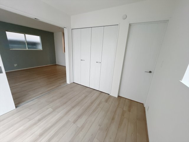 【新築戸建】前橋市青柳町431番の洋室|■1階洋室｜リビング横の1階洋室になります♪大きなクローゼットもついていますの、お片付けも安心です♪