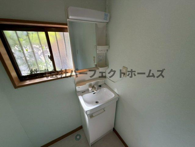 春日町戸建　賃貸の独立洗面台|朝の身支度には欠かせない独立洗面化粧台