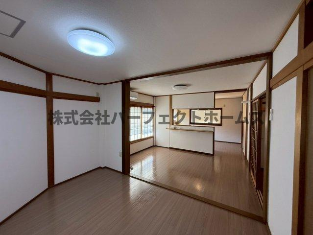 春日町戸建　賃貸の居間・リビング|おしゃれなリビングです