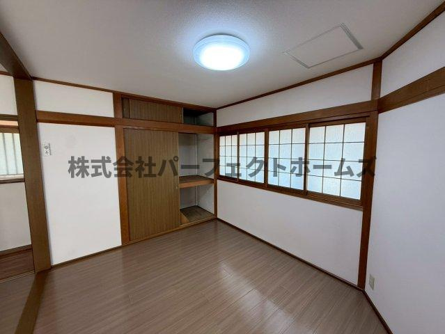 春日町戸建　賃貸の洋室|落ち着いた色調の洋室です