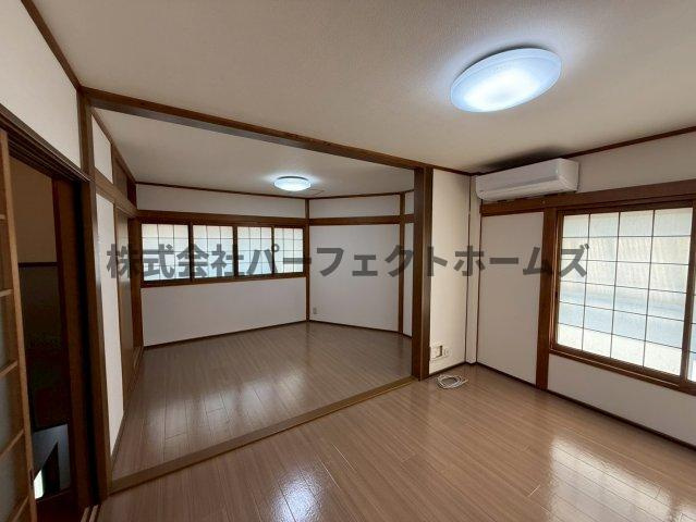 春日町戸建　賃貸の洋室|落ち着いた色調の洋室です
