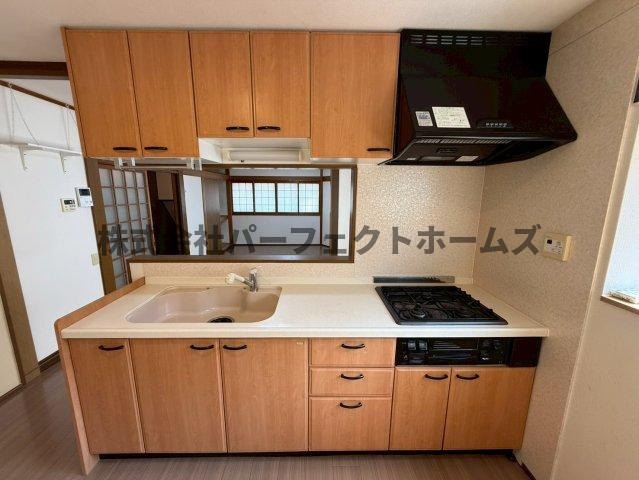 春日町戸建　賃貸のキッチン|コンパクトなキッチンで掃除もラクラク