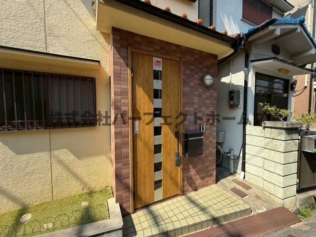 春日町戸建　賃貸のエントランス|清潔なエントランスです