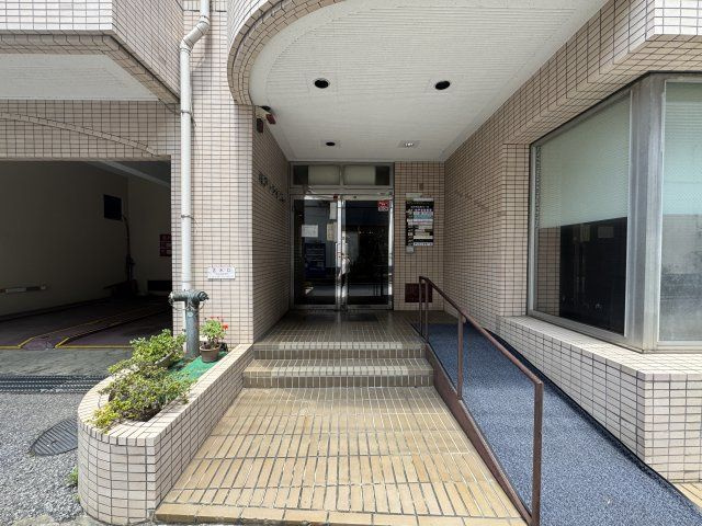 松戸トシオビルのエントランス