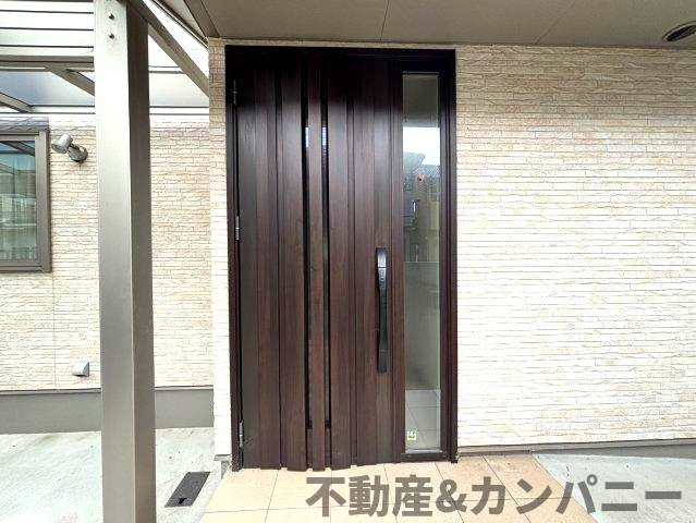 伊予市下吾川の中古戸建の玄関|明るい玄関です