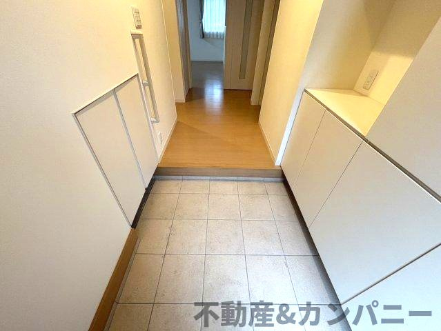 伊予市下吾川の中古戸建の玄関|落ち着いた玄関です