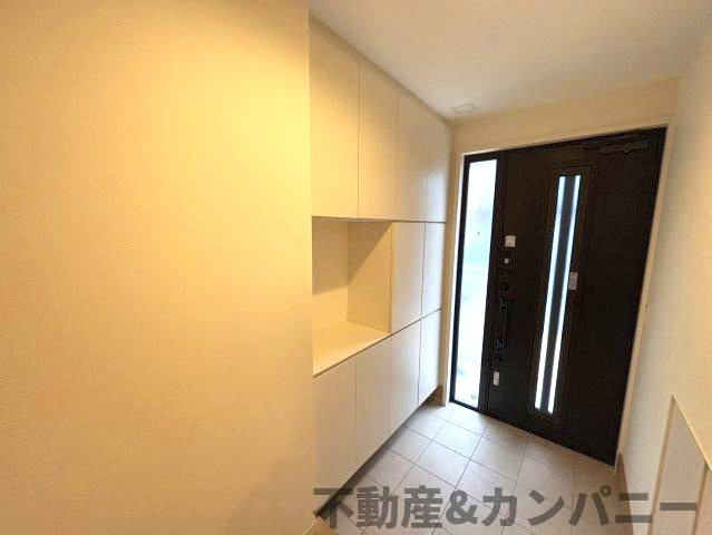 伊予市下吾川の中古戸建の玄関|玄関収納です