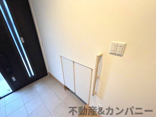 伊予市下吾川の中古戸建の玄関|手すりとちょっとしたものも収納できるスペースがあります
