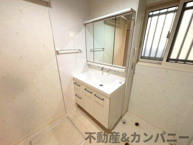伊予市下吾川の中古戸建の独立洗面台|朝の支度にも助かる、独立の洗髪洗面化粧台