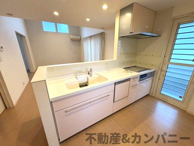 伊予市下吾川の中古戸建のキッチン|コンパクトなキッチンで掃除もラクラク