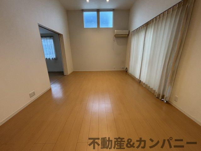 伊予市下吾川の中古戸建の居間・リビング|キッチンからみたリビングです