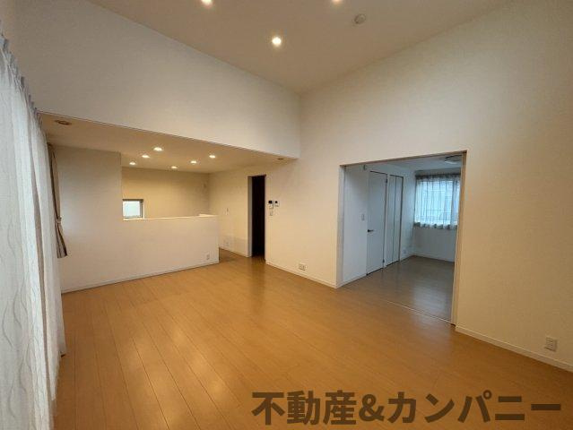 伊予市下吾川の中古戸建の居間・リビング|ゆったりとしたリビングです