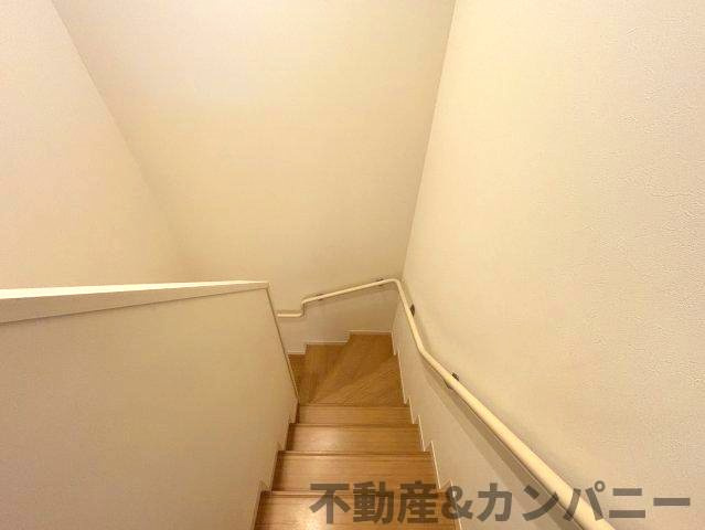 伊予市下吾川の中古戸建のその他|手すり付き階段です