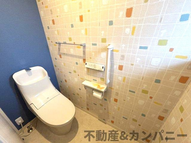 伊予市下吾川の中古戸建のトイレ|クロスがオシャレなトイレです