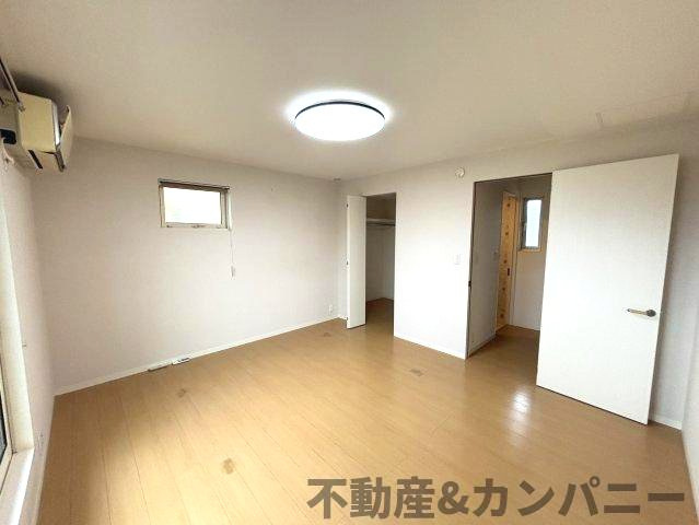 伊予市下吾川の中古戸建の洋室|広々とした洋室です