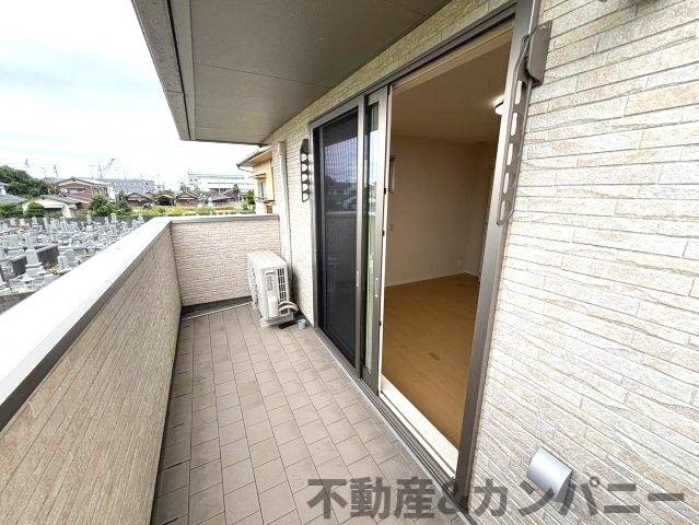 伊予市下吾川の中古戸建のバルコニー|バルコニー付きです