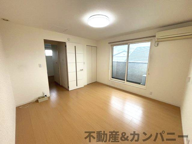 伊予市下吾川の中古戸建の洋室|広々とした洋室です