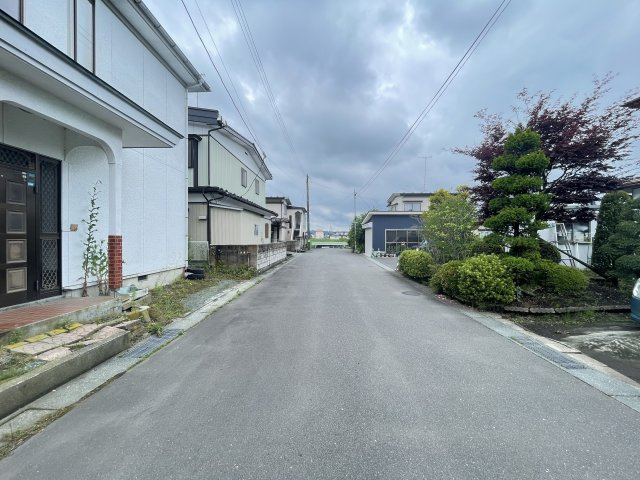 八戸市尻内町字尻細の前面道路含む現地写真