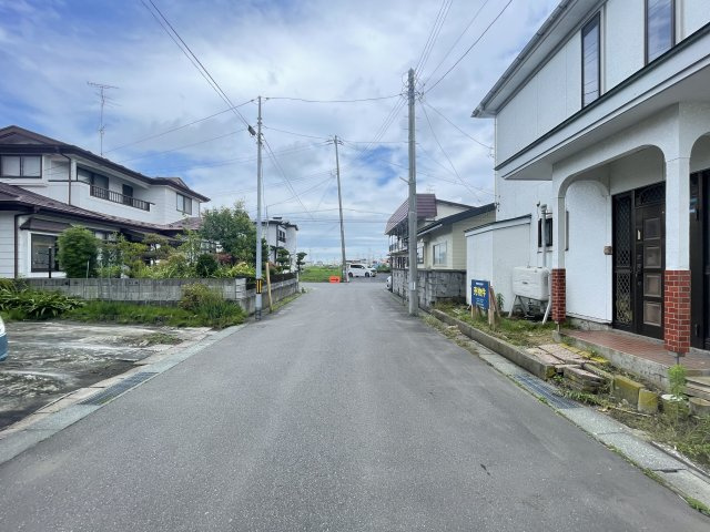 八戸市尻内町字尻細の前面道路含む現地写真