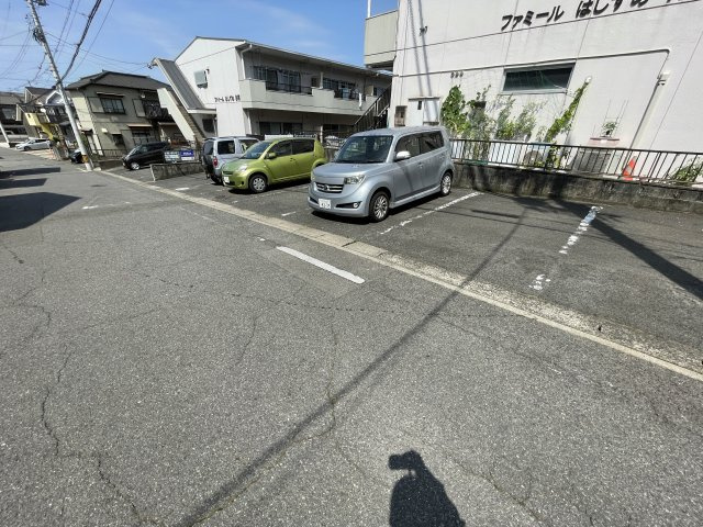 ファミール橋爪A棟の駐車場