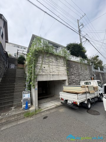 藤沢市本藤沢　中古戸建の前面道路含む現地写真
