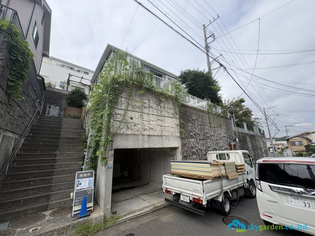 藤沢市本藤沢　中古戸建の前面道路含む現地写真
