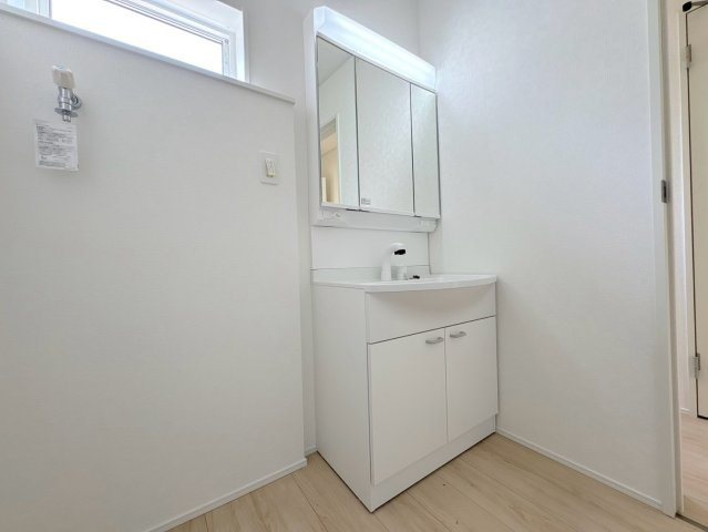 クワイエ　関市貸上町第1　全2区画分譲の独立洗面台|床材に受ける様々な傷や、温度・湿度変化による、クラックの発生を大幅に抑える特殊加工を施工済みです。
水栓はリフトアップできて両手が使えます。またハンドシャワーでも使えます。