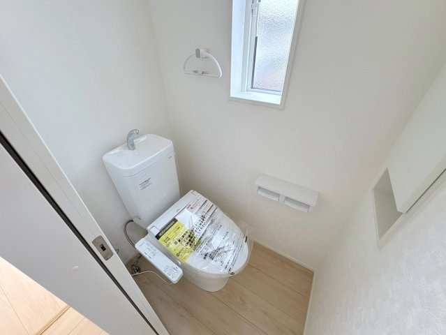 【商談中】クワイエ　関市貸上町第1　全2区画分譲のトイレ|超表面平滑加工とイオンパワーの「セフィオンテクト」加工で、汚れが付きにくく落ちやすい仕様のトイレです。
またツイントルネード洗浄で少ない水でも前方の返し部分から後方部までしっかり洗浄できます！