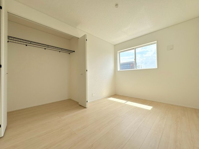 クワイエ　関市貸上町第1　全2区画分譲の洋室|建具やクロスなどをトータルデザインでコーディネートしており、室内に落ち着きと安らぎを与えてくれます。
全居室収納付き！寝室やお子様のお部屋がスッキリ片付きます。
