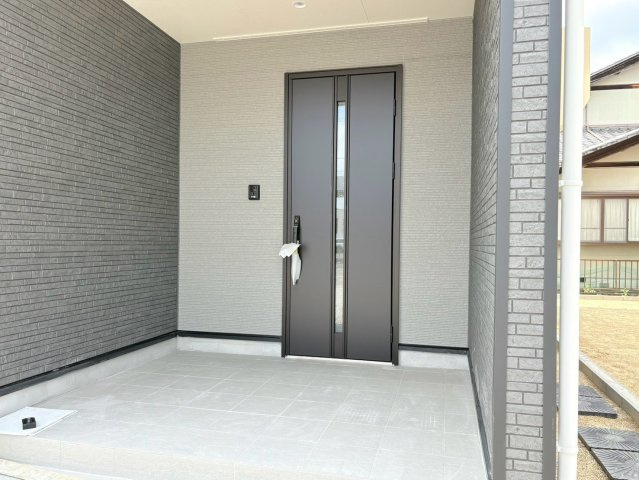 クワイエ　関市貸上町第1　全2区画分譲の玄関|大容量のシューズ収納付きで玄関周りもすっきり！玄関ドアからの光が玄関ホールを明るくしてくれます。
