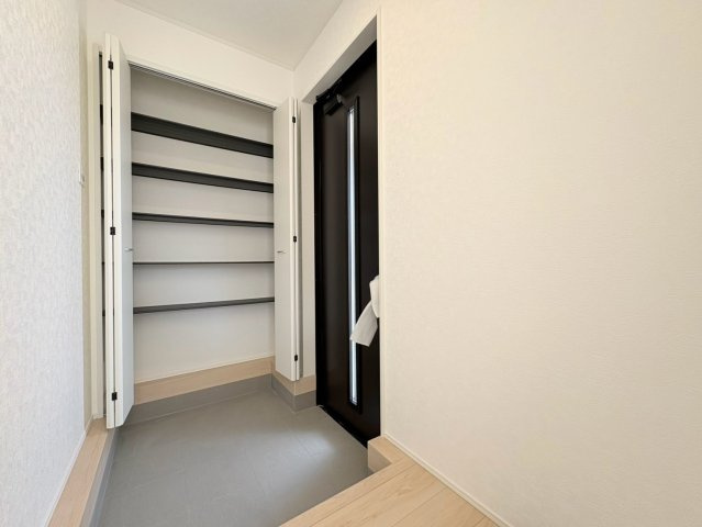 【商談中】クワイエ　関市貸上町第1　全2区画分譲の玄関|バルコニーは南向きで洗濯物もよく乾きます！強度と表面積硬度を持つFPRで防水しています。