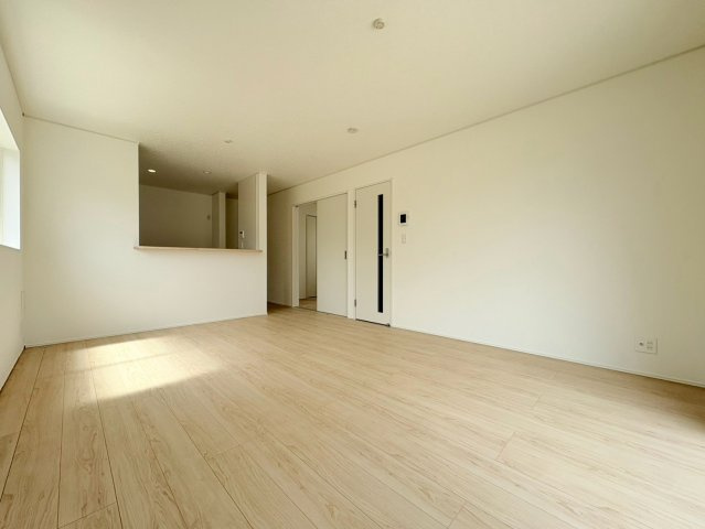 【商談中】クワイエ　関市貸上町第1　全2区画分譲の居間・リビング|フローリング材は木目調でナチュラルな美しさ。様々な傷やクラックの発生を大幅に抑える特殊加工済みです。
床材に受ける様々な傷や、温度・湿度変化によるクラックの発生を大幅に抑える特殊加工を施工済み。
