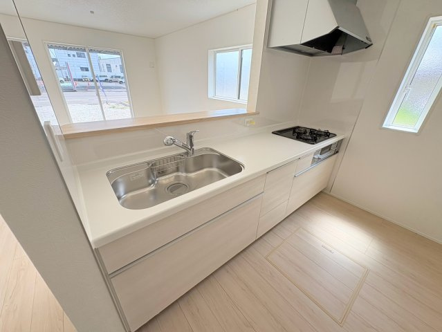 【商談中】クワイエ　関市貸上町第1　全2区画分譲のキッチン|お手入れがラクなステンレスをワークスペース部分トップに使用した、機能的で美しいシステムキッチンです。
浄水器組込み水栓でシンクまわりがスッキリ広々お使いいただけます。フラットな造りでお掃除も楽々です。