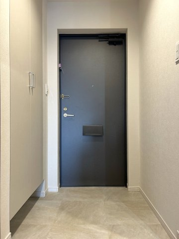 コロネード春日の玄関|※写真は同タイプの別室になります
