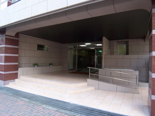 咲見町ハイツのエントランス