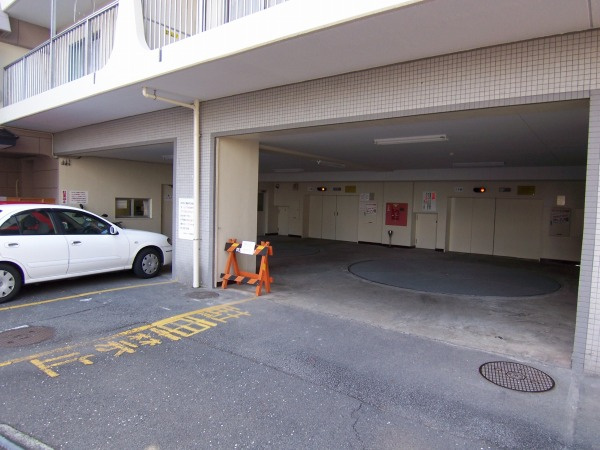 咲見町ハイツの駐車場