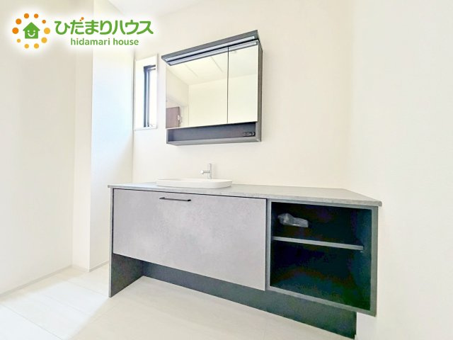 【独立洗面台】 | ひたちなか市阿字ヶ浦町第4　新築戸建　1号棟 | 人気の三面鏡洗面台！おしゃれもばっちり♪ご家族分もたっぷり収納できます！