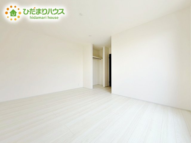 【寝室】 | ひたちなか市阿字ヶ浦町第4　新築戸建　1号棟 | 壁紙はシンプルで清潔なホワイトで統一しています。朝の光をたっぷり浴びながら一日をスタート！目覚めは明るくあたたかな場所で。