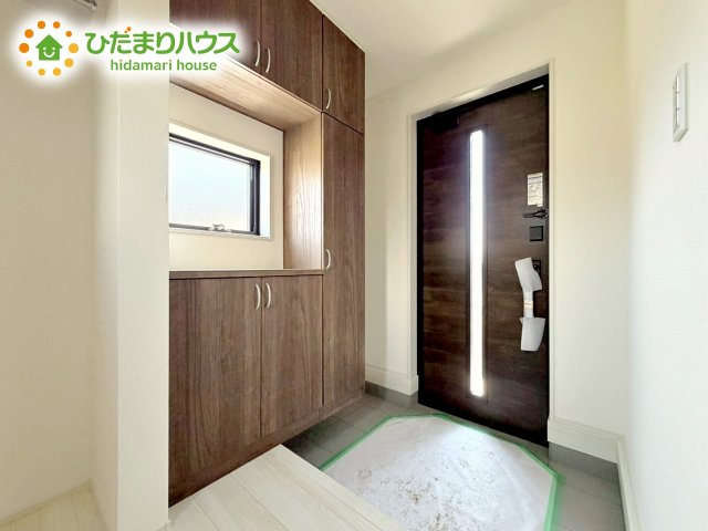 【玄関】 | ひたちなか市阿字ヶ浦町第4　新築戸建　1号棟 | シューズボックスは、家族全員の靴が入るため、散らかりがちな玄関もスッキリ片付きますね。