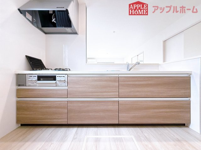 [中古住宅] 鴻巣市北新宿 3期のキッチン|キッチンから部屋中が見守れるので、小さなお子様がいるご家庭でも安心です。シンプル×ナチュラルな温かい空間は、どんなスタイルの家具も合わせやすいお部屋です。